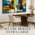 Un bel intérieur avec des tableaux modernes et abstraits sur les murs, apportant une touche de style.