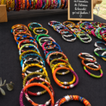 Bracelet WAX.IT tendance et coloré sur un fond neutre