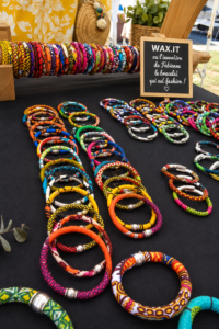 Bracelet WAX.IT tendance et coloré sur un fond neutre