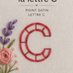 Une broderie élégante de la lettre C en point satin sur un joli tissu