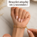 Femme attachant un bracelet sur son poignet, souriante et élégante