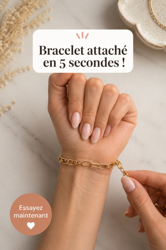 Femme attachant un bracelet sur son poignet, souriante et élégante