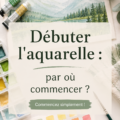 Femme peignant à l'aquarelle sur papier blanc dans son atelier.