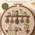 Patron de broderie vintage pour décorer une étagère de cuisine, montrant des motifs colorés.