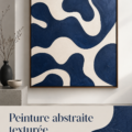 Peinture abstraite texturée en bleu sur un mur moderne