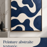 Peinture abstraite texturée en bleu sur un mur moderne