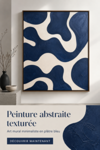 Peinture abstraite texturée en bleu sur un mur moderne