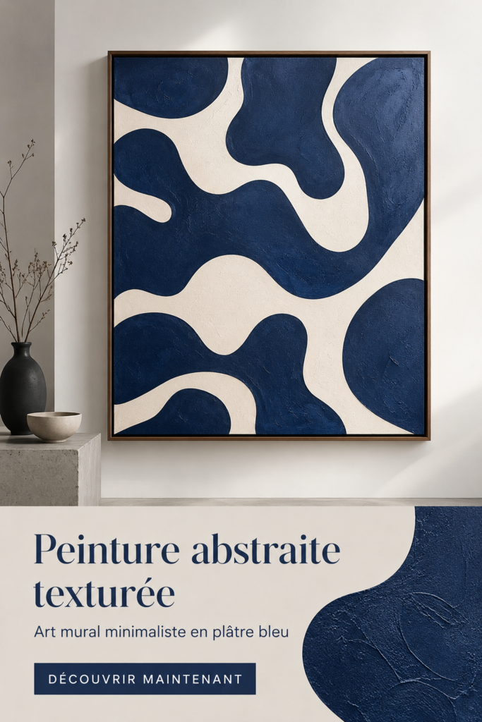 Peinture abstraite texturée en bleu sur un mur moderne