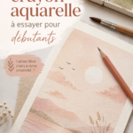 Des crayons aquarelle dans des teintes vibrantes disposés sur une table avec un carnet de croquis.