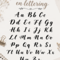 Un alphabet espagnol stylisé grâce au lettering créatif.