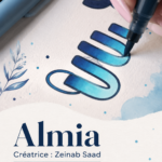 Une main tenant un stylo calligraphique, créant des lettres élégantes sur du papier blanc.