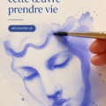 Une femme souriante portant une montre élégante au poignet, symbolisant le style et la fonctionnalité.