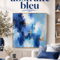 Peinture abstraite bleue lumineuse sur un mur blanc