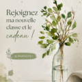 Femme participant à une classe en ligne, entourée de livres et d'un ordinateur