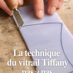 Une belle création en vitrail Tiffany coloré exposée sur une table de travail