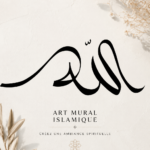 Une pièce d'art mural islamique élégante dans un salon moderne