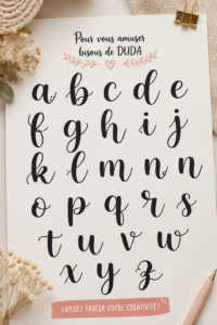 Femme souriante intégrant des astuces pratiques dans son quotidien