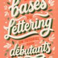 Une main dessinant des lettres élégantes en calligraphie sur un papier