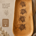 Bol en butternut décoré avec un motif de tortue de mer sur une table en bois.