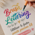 Une illustration du Brush Lettering réalisé avec un feutre Stabilo 68, montrant des lettres fluides et colorées.