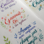 Citations motivantes en lettrage sur un bullet journal