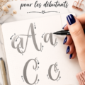 Un ensemble d'outils de calligraphie, incluant des stylos et du papier coloré.