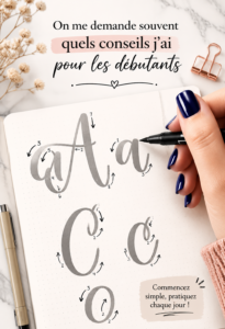 Un ensemble d'outils de calligraphie, incluant des stylos et du papier coloré.