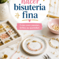 Un collage de différents bijoux en perles raffinés sur une table de travail.
