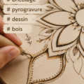 Une belle création en pyrogravure sur bois, illustrant des motifs floraux délicats.