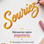 Image colorée de produits de papeterie modernes, incluant carnets et stylos.