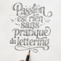Femme pratiquant la calligraphie sur un carnet avec des outils de dessin