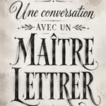 Portrait de Ken Barber, maître lettriste au travail sur une lettre en calligraphie.