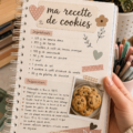 Plateau de cookies maison dorés, prêts à être dégustés.