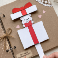 Image d'une page de scrapbook créative avec des embellissements colorés.