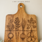Planche à découper en bois décorée par pyrogravure