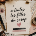 Femme créant un album de scrapbook avec des papiers colorés et des embellissements.