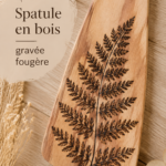 Spatule en bois ornée d'un motif de fougère gravé