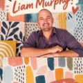 Un portrait de Liam Murphy, artiste innovant dans les arts créatifs.
