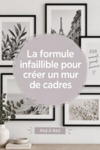 Un mur de galeries chaleureux et artistique avec des cadres de diverses tailles.