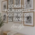 Un mur de photos de famille joliment agencées dans un salon