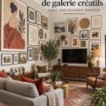Mur de galerie mixte présentant des œuvres d'art variées dans un salon lumineux.
