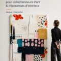 Peinture abstraite audacieuse sur un mur de salon, ajoutant de la couleur et de l'originalité à l'espace.