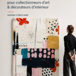 Peinture abstraite audacieuse sur un mur de salon, ajoutant de la couleur et de l'originalité à l'espace.