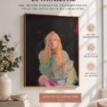 Un portrait moderne impactant orne le mur d'un salon chaleureux