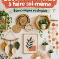 Un mur décoré avec des œuvres d'art mural DIY variées et colorées.