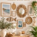 Une galerie murale côtière bohème en bois naturel dans un intérieur lumineux.