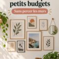 Une galerie murale minimaliste avec des œuvres d'art et des photographies dans un salon chaleureux.
