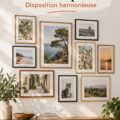 Un mur de galerie avec plusieurs cadres photos élégants et artistiques.
