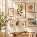Mur de galerie minimaliste agencé avec des œuvres d'art et lumière naturelle