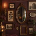 Un mur gothique décoré avec des objets d'occasion, montrant des couleurs sombres et des éléments vintage.